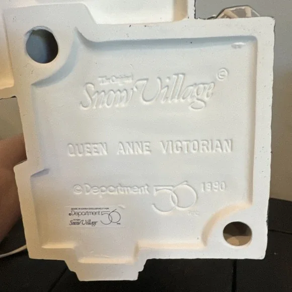 Department 56 Queen Anne Victorian House; Snow Village. - Picture 7 of 9